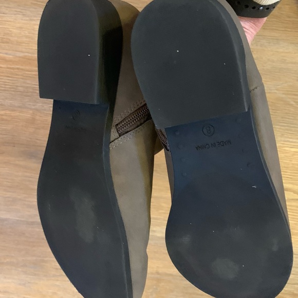 AMERICAN RAG Taupe Brown Suede ADESYRE ANKLE BOOTS Bootie 1" Heel
Women's Sz 8M - Picture 8 of 9